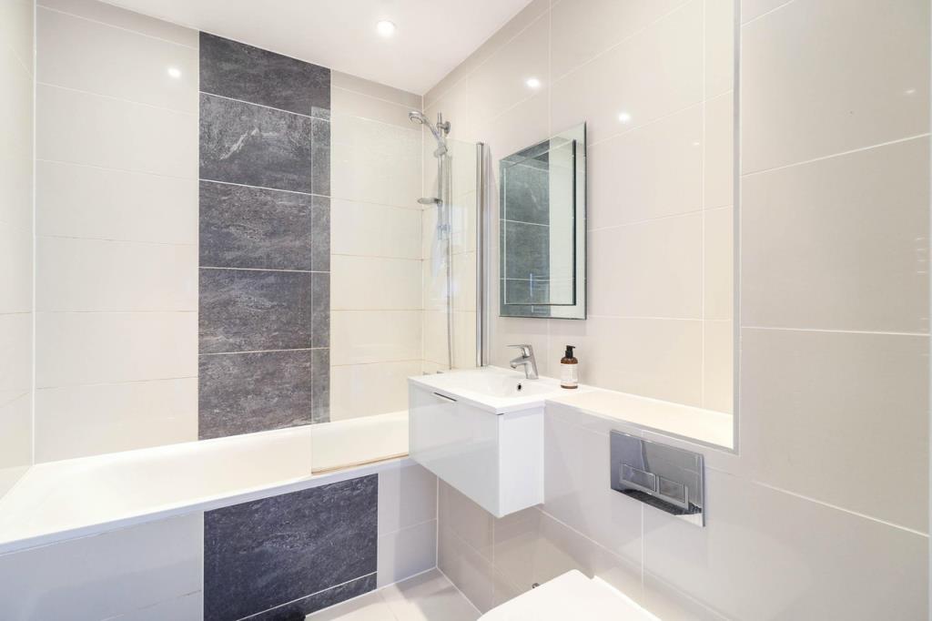 Lot: 122 - TWO-BEDROOM CITY CENTRE APARTMENT - Bathroom/WC with shower over bath and vanity unit